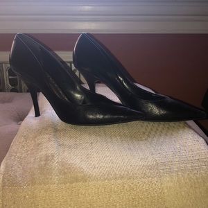 black bcbg pointed toe heels
